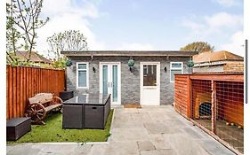 2 Bed - Walking Distance To Harry Potter Studio